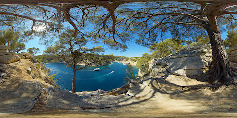 Natural Cliff Edge Viewing Platform Overlooking Cruise Boats In Turquoise Bay
